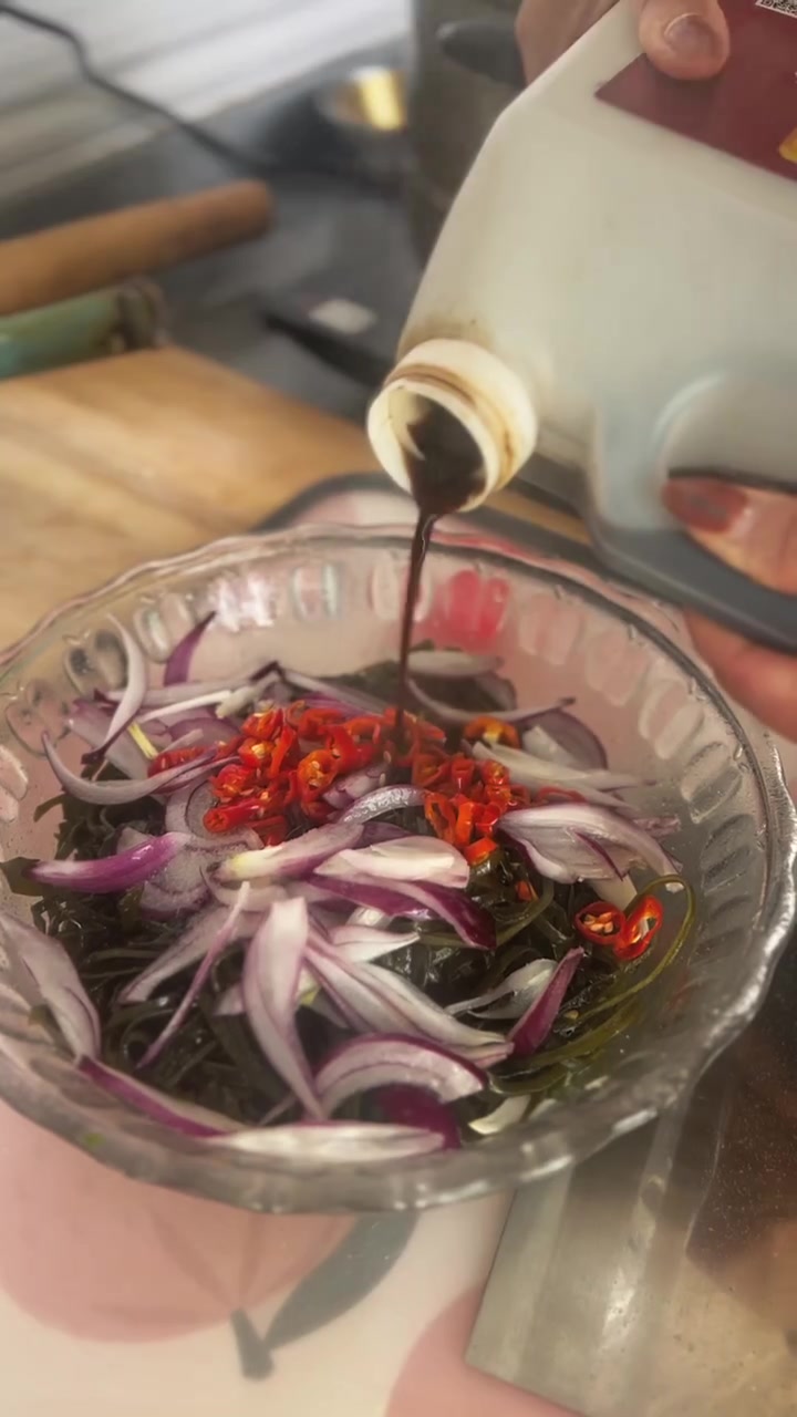 有了这个压缩海带，随时都是一盘美味的凉菜 无盐无沙 一袋就能调一盘 简单方便又好吃