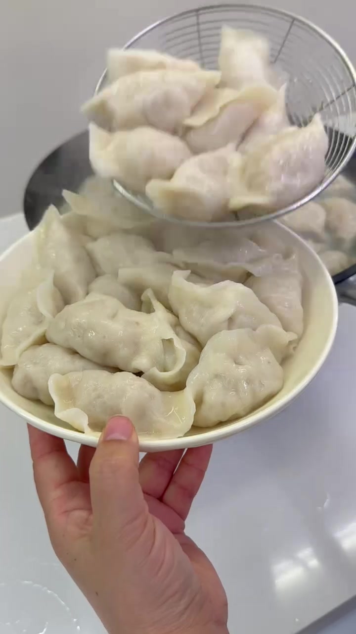 你们今天吃饺子了吗……不管啥日子在东北吃饺子就对了！咱家今晚吃「肉三鲜」和「猪肉酸菜」饺子