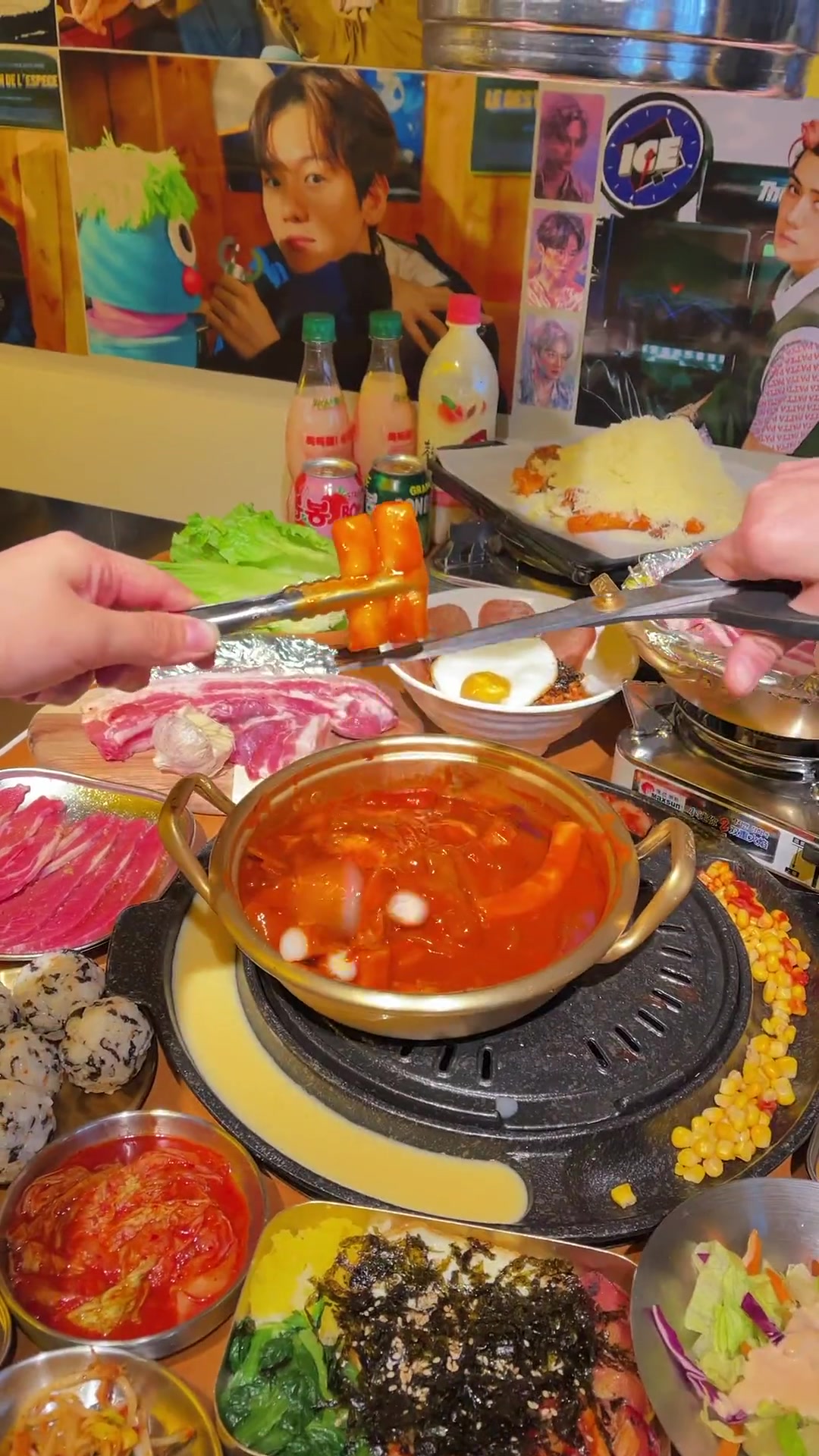 弘大烤肉超绝!应急年糕汤配爱豆海报签名,代入感拉满