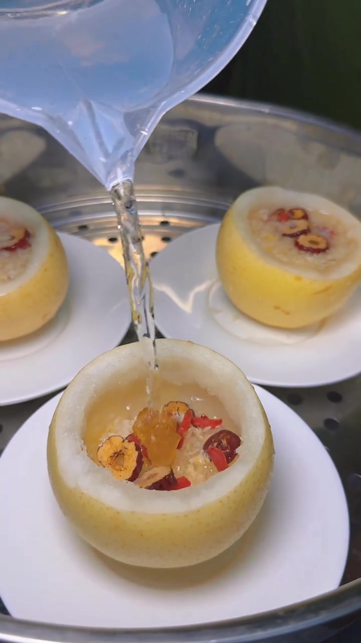 小孩子最近喉咙干干的，生的雪梨他们不爱吃，换一个银耳来炖雪梨他们就喜欢吃。雪梨银耳做法