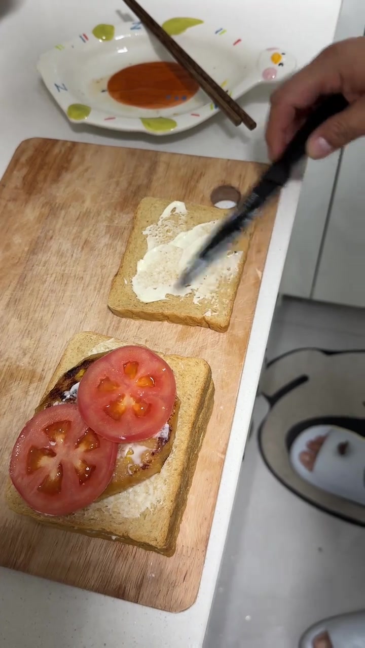超级简单的三明治教程终于来了，大家都学起来！有其它好吃的美食也可以评论区分享一下哈，つつ