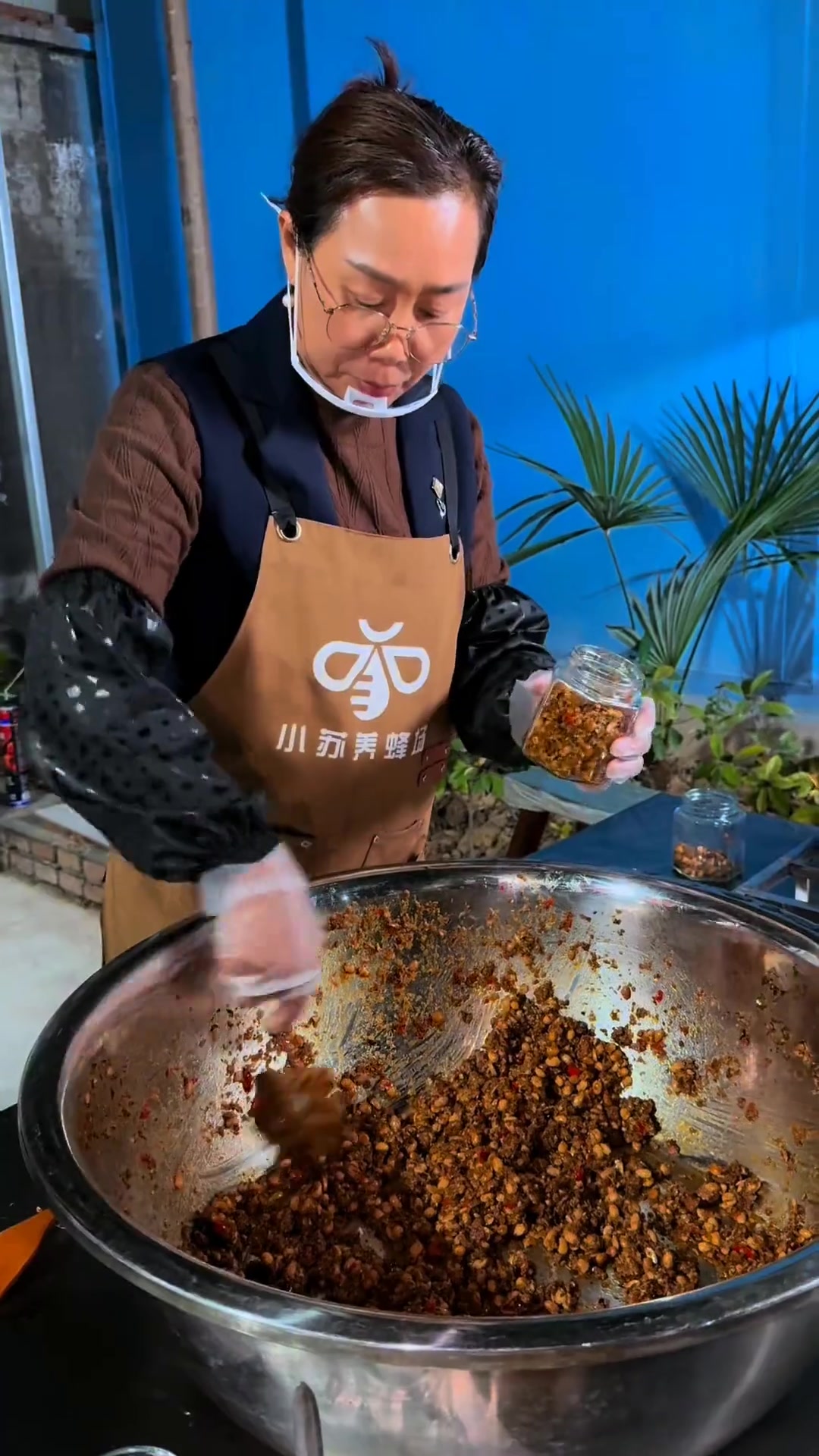 牛肉酱开始装罐，真材实料清晰可见