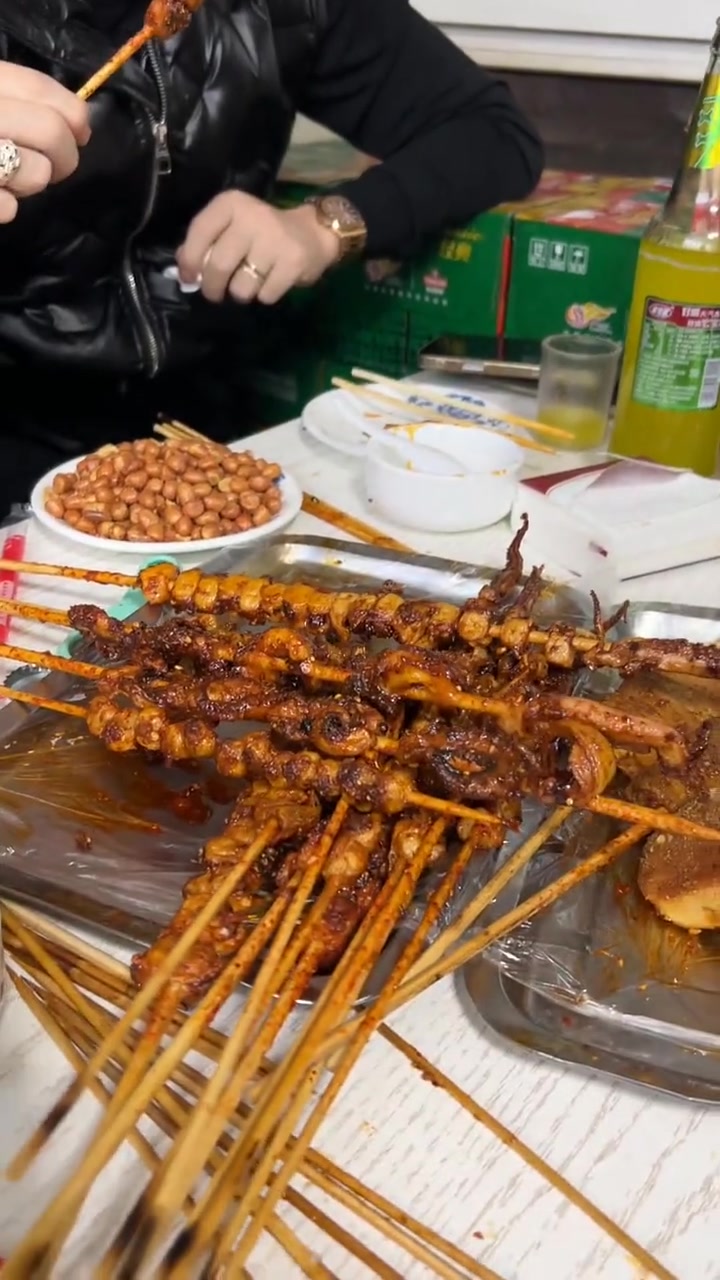 夜宵摊的烧烤啤酒，让人欲罢不能
