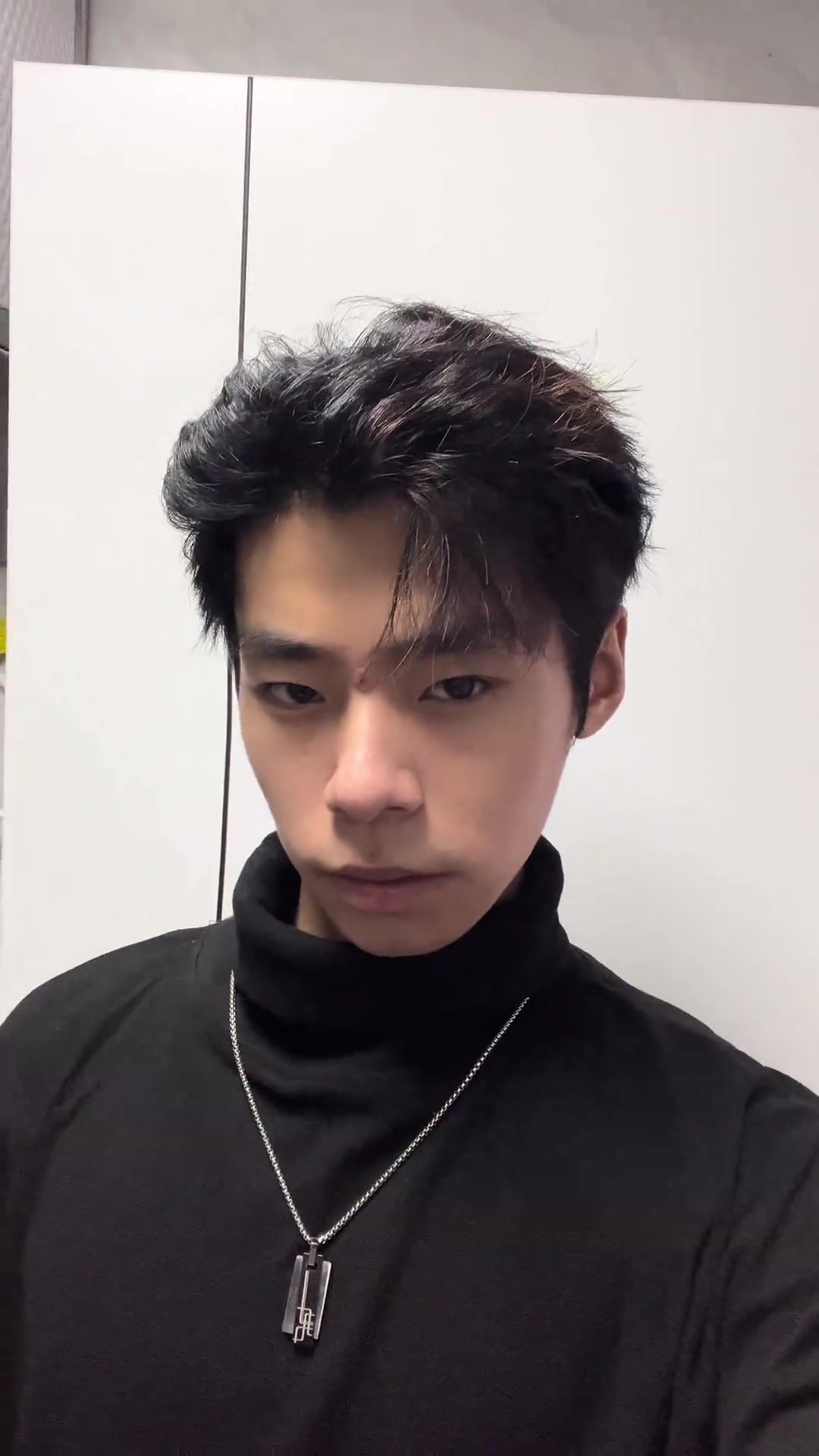三七侧背发型，堪称扁头男生的变帅救赎