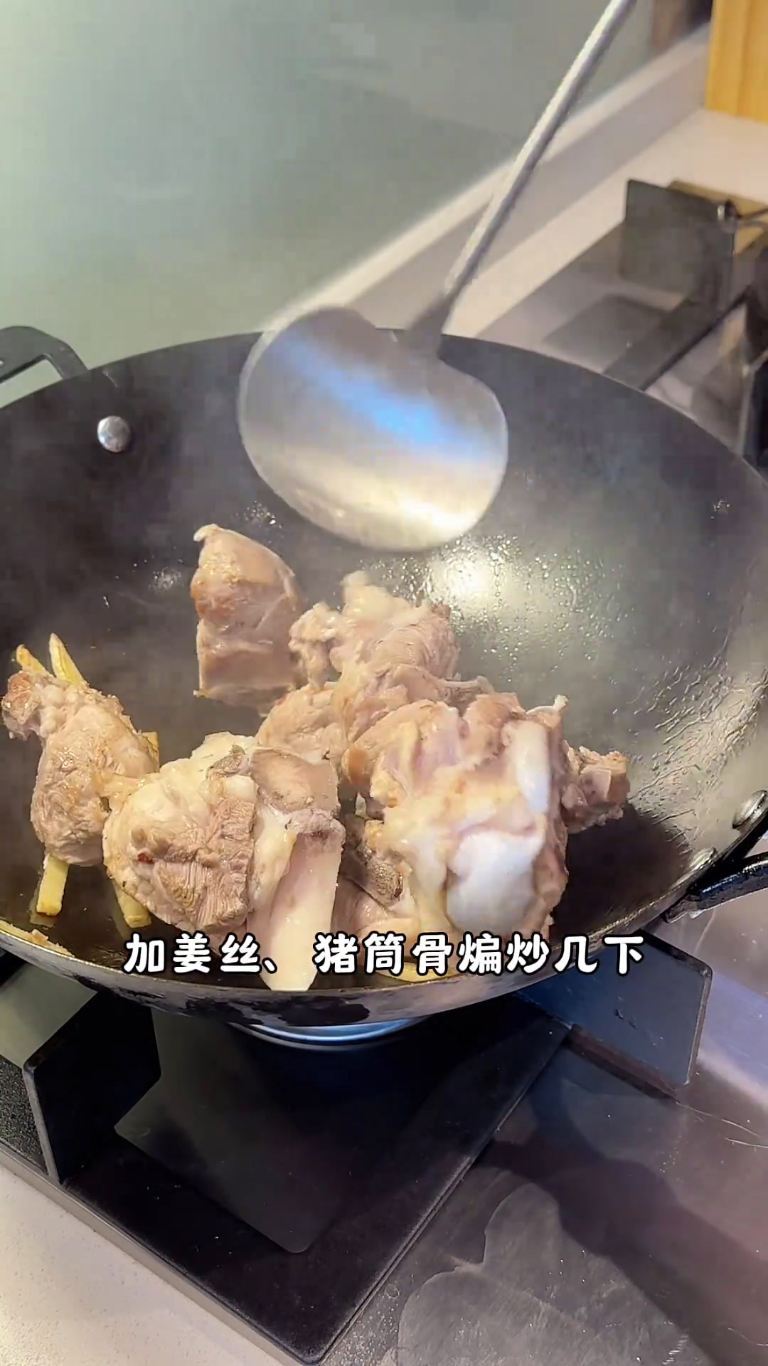 秋天吃藕好处多,教你做不发黑的猪骨莲藕汤