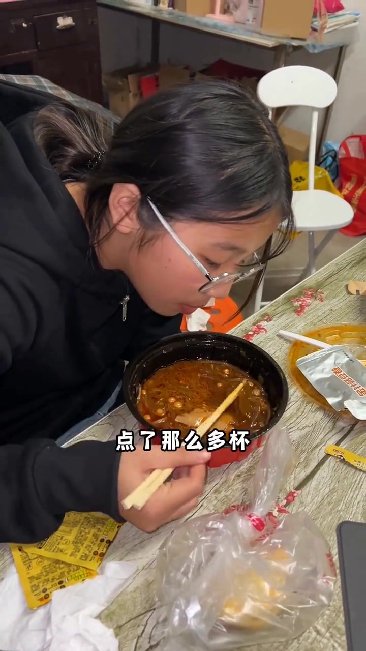 放假时给她点酸辣粉吃，她竟这反应
