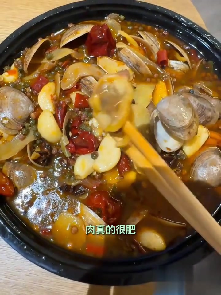 一个人住酒店刷综艺吃夜宵，这种快乐谁懂！