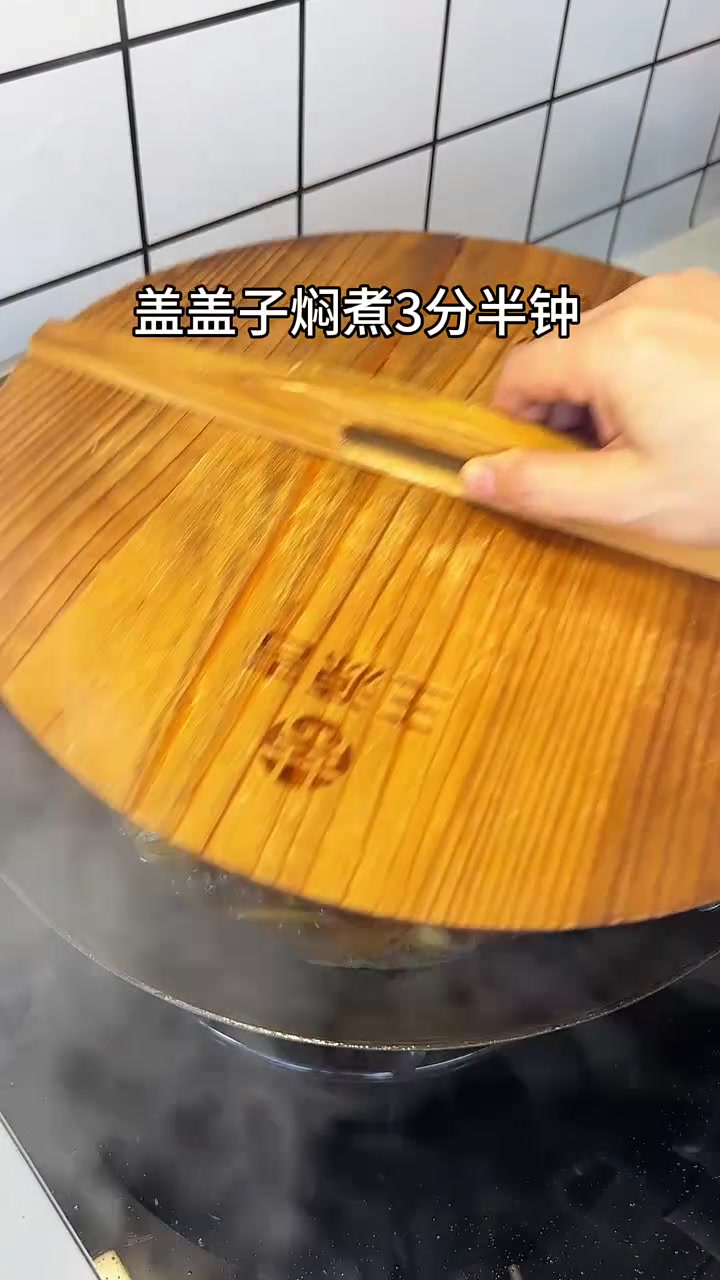 可惜你不是浙江人，不懂家烧黄鱼年糕有多好吃！搭配五花肉，肉质鲜嫩，年糕吸满汤汁，鲜掉眉毛啦