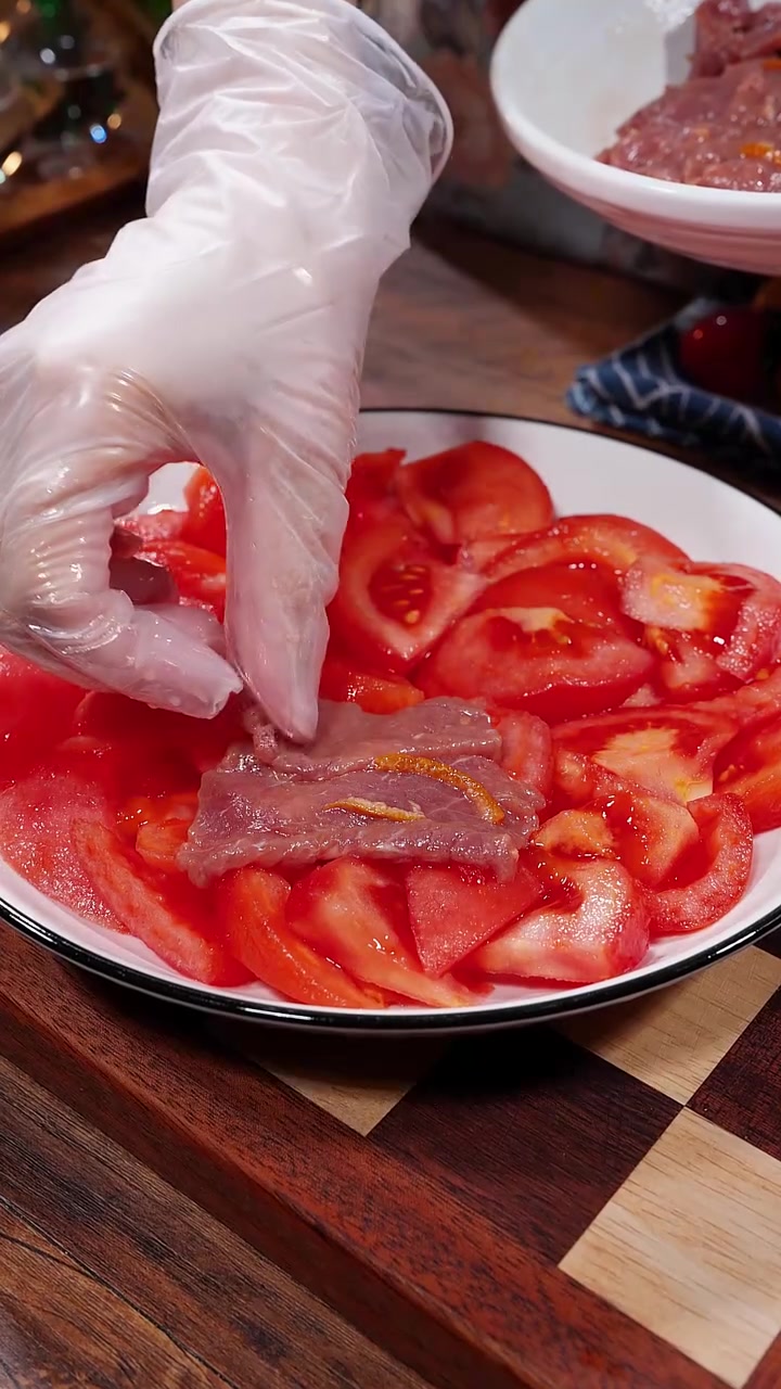解锁牛肉搭配西红柿的神吃法!牛肉吸足了西红柿的酸甜和陈皮的果香,入口软嫩不柴、口感丰富!番