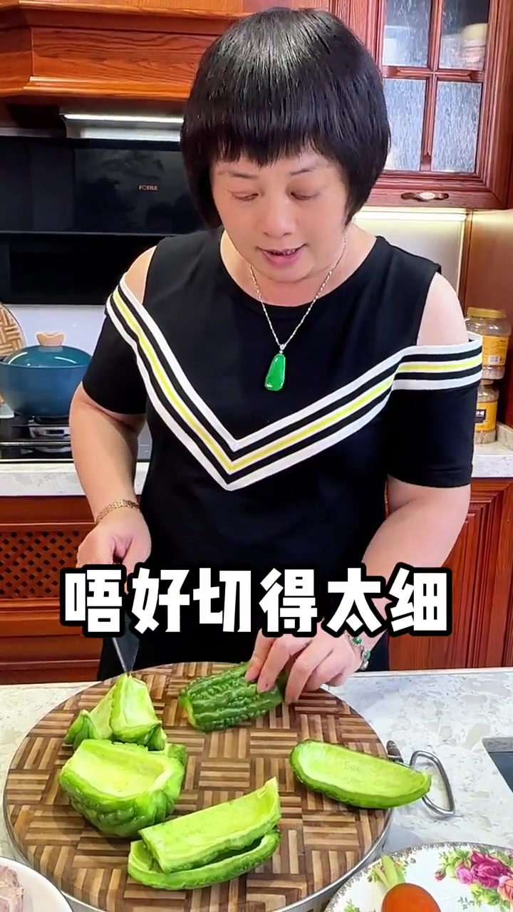 夏天汤水，排骨苦瓜汤，夏天美食，排骨苦瓜汤