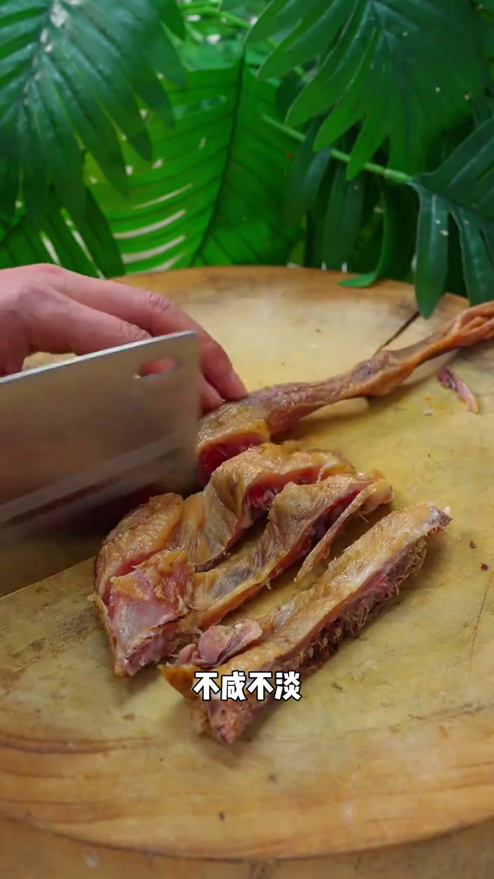 湖南的藠头炒腊鸡是一道非常好吃的下饭菜，香香辣辣的都是家乡的味道