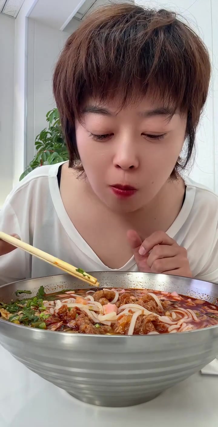 韩城的燃爆螺狮粉，落地最快，开业一个月了，每天能卖出200多碗粉