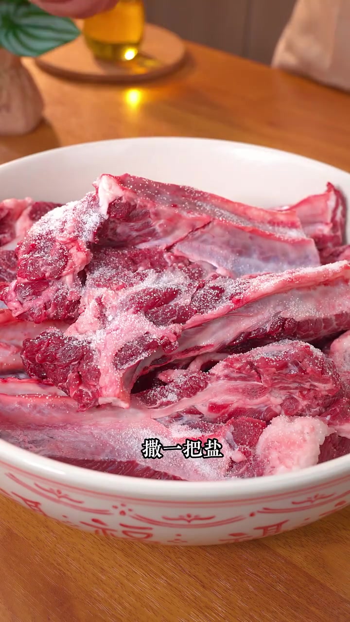 很多人在家卤牛肉直接下锅就煮，难怪做出来不好吃，今天教你个小技巧