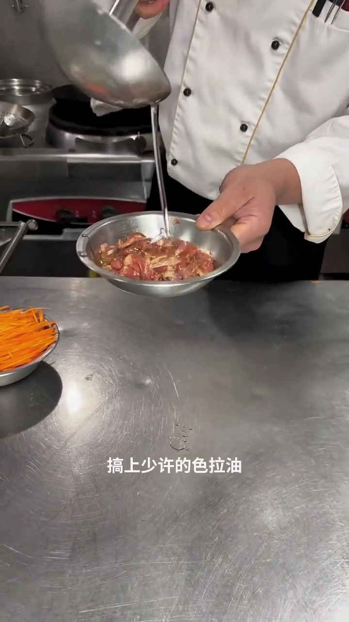 胡萝卜炒羊肉原来这么好吃呀！