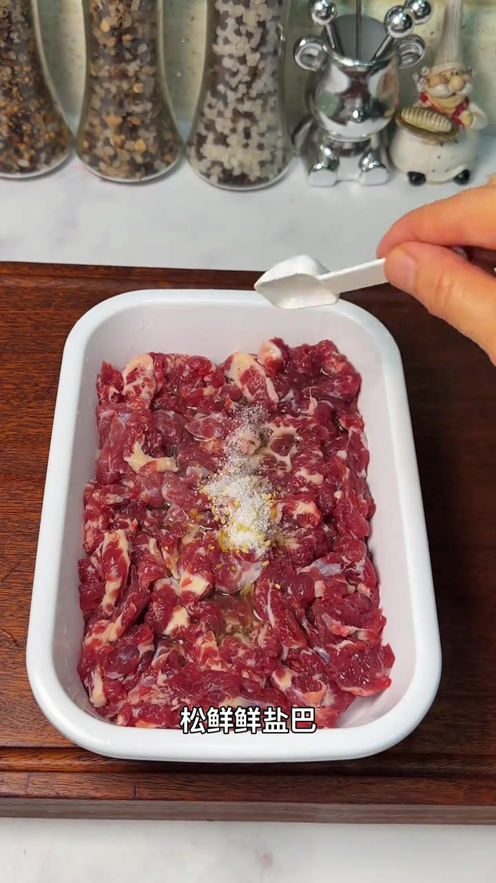 牛肉炒蘑菇鲜嫩又好吃，孩子也特别喜欢吃