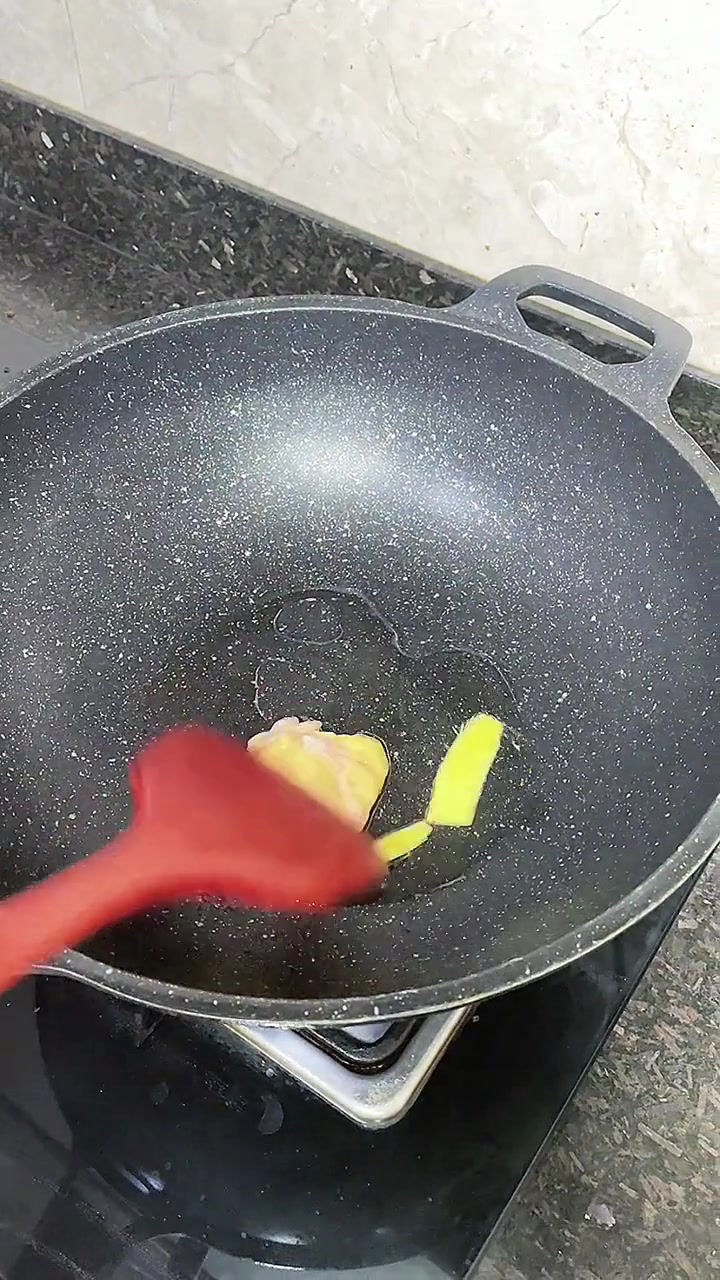 萝卜西芹煮鸡汤，做法简单，味道鲜甜，非常不错！