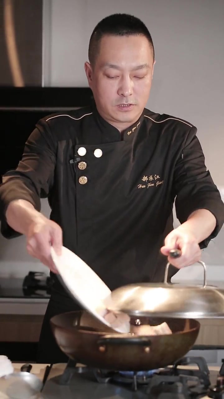 普通红烧肉大家都吃腻了，今天教大家一道苏州名菜-樱桃肉的家常做法