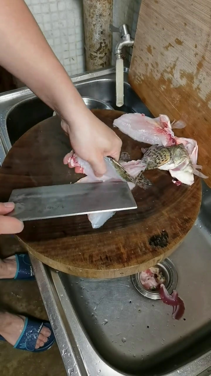 老菜脯焗桂花鱼，烹饪中途烹上料酒，增香去腥，特别是老菜脯的酱汁