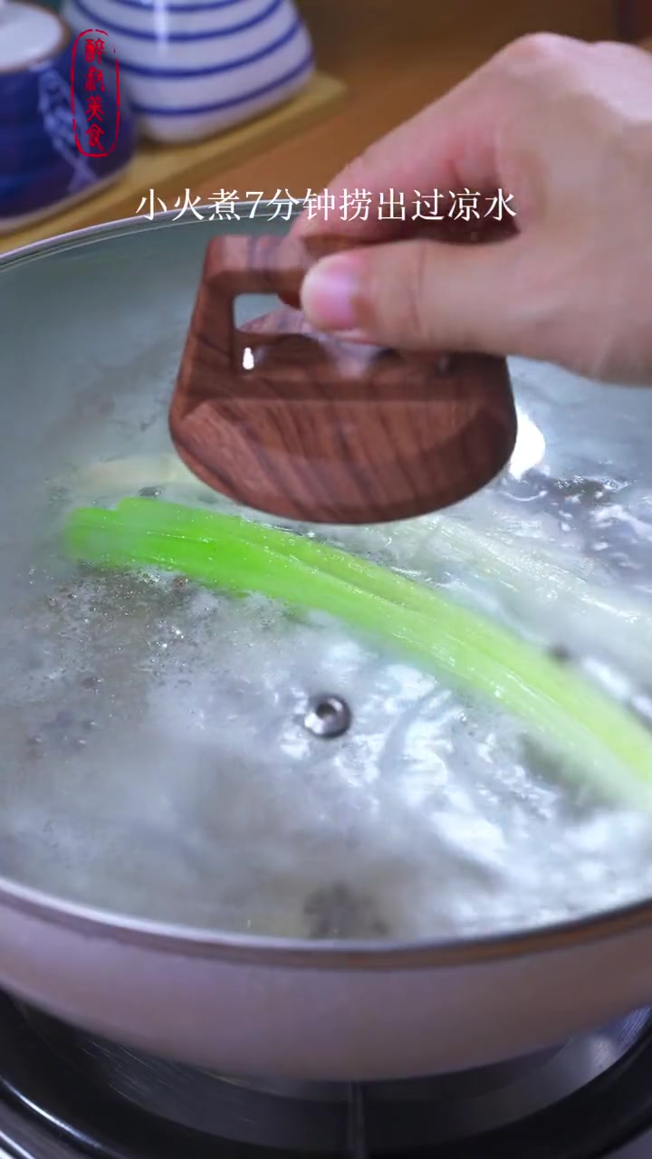 鸡爪子洗洗煮熟拌一下就可以吃了，别满大街找柠檬鸡爪了，自己做吧