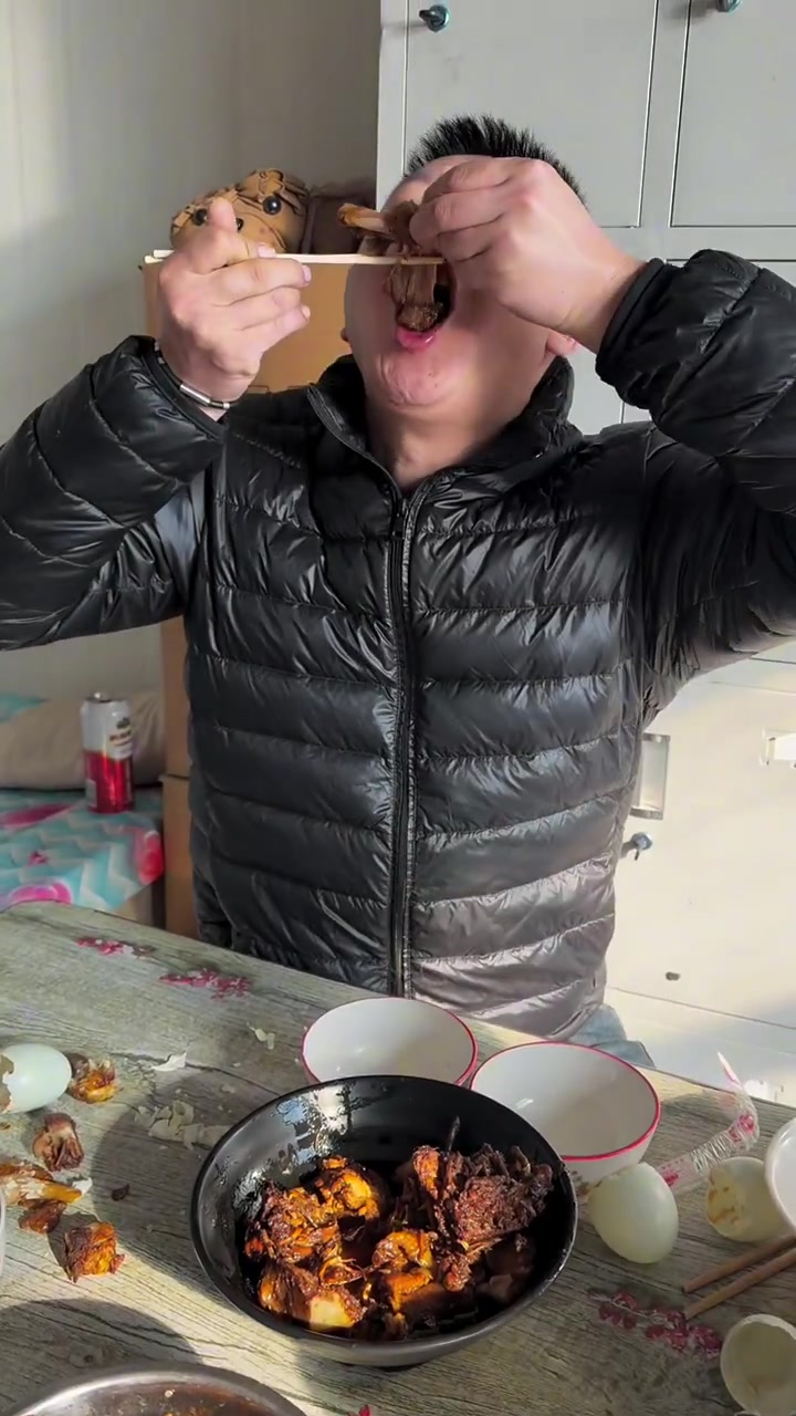 东北农村散养大公鸡,焦黄焦黄的,肉质紧实,半年往上的公鸡,嘎嘎香