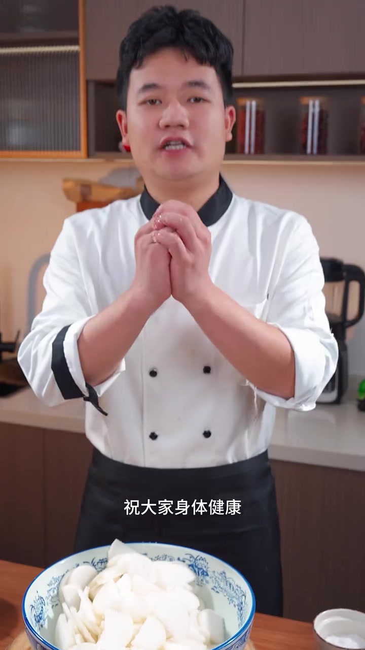 家人们我告诉你啊 很多人在家做腌萝卜喜欢一开始就放盐 难怪做出来又咸又不好吃 软绵绵的 一