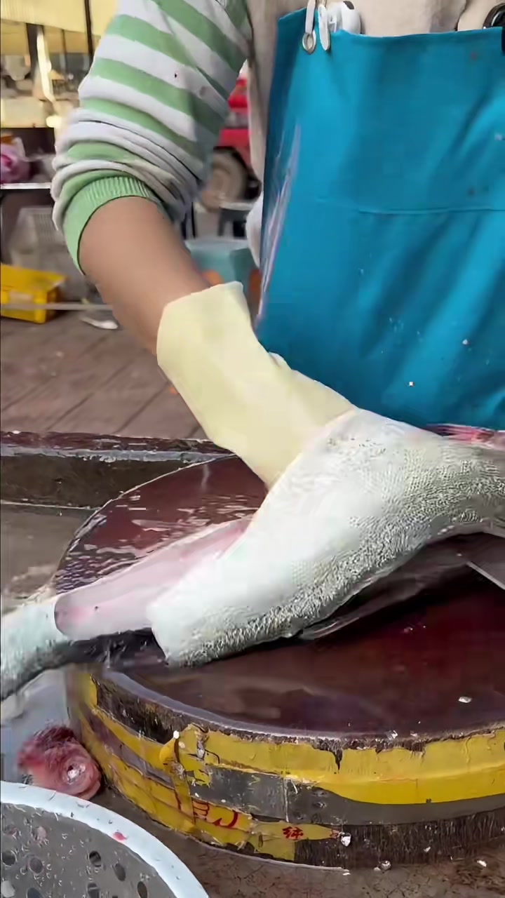 大爷执着要半边鱼，老板娘的操作太暖心