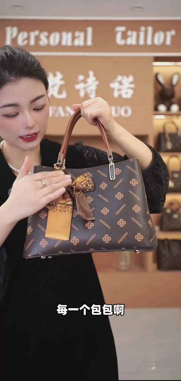 选错颜色显老？焦糖奶茶色包包20到70岁都百搭，越背越好看！