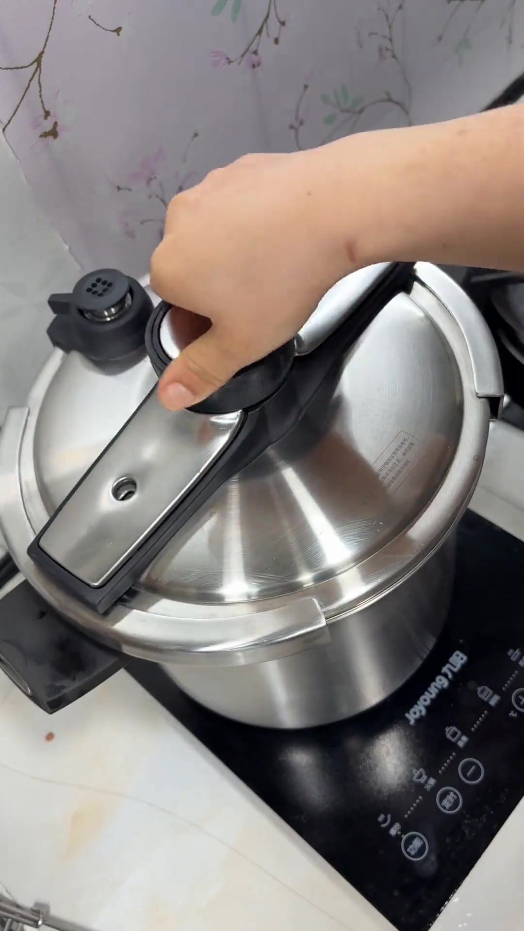 芹菜叶炖肉味道好，避免浪费还能给肉增香