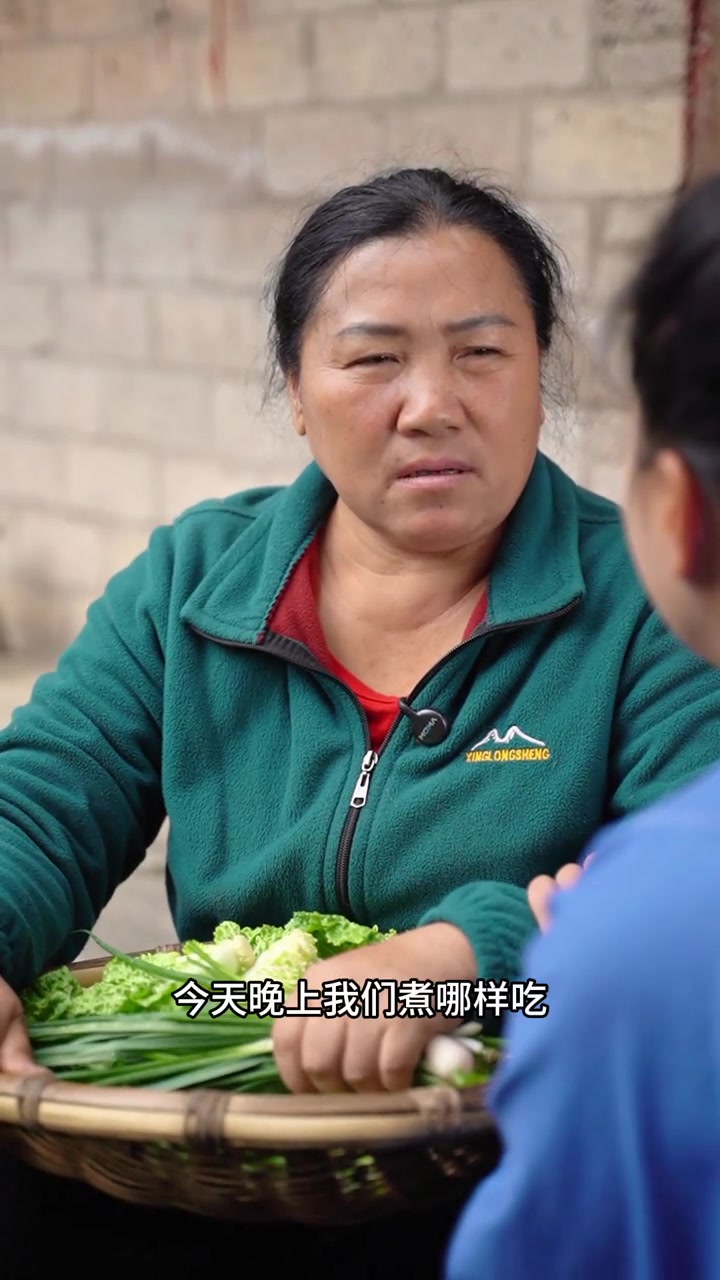 家里的肉被猫叼走了，我随后给妈妈安排了酸汤鱼火锅，当我听到妈妈说：“这鱼比什么肉都香！”的