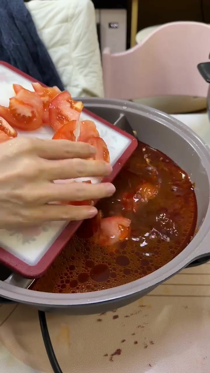 去采购食材在家吃火锅，猜猜花了多少钱？