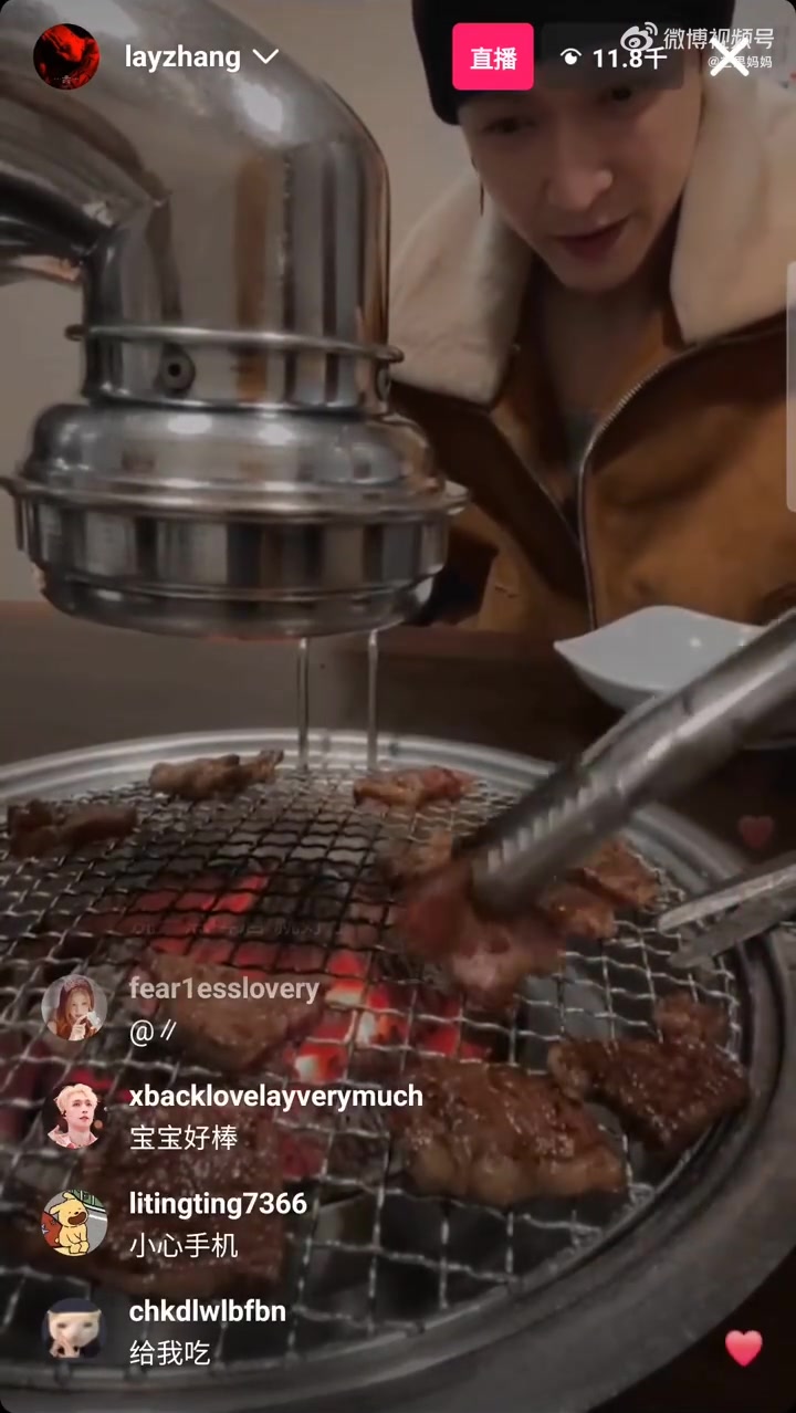 张艺兴直播烤肉,小表情连嘴角都在用力,这个男友视角帅得我好有面子