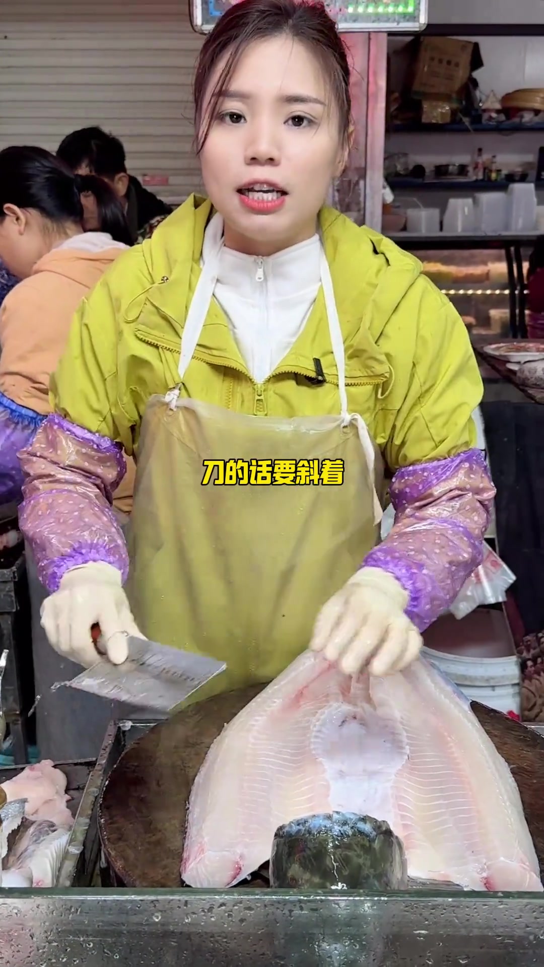 网红将老鼠鱼雕成花一样美的成名绝技