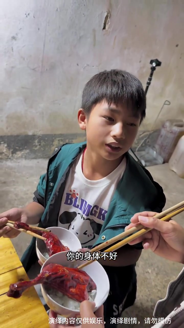 董事的孩子、把鸭腿留给母亲吃，瞬间把母亲感动了