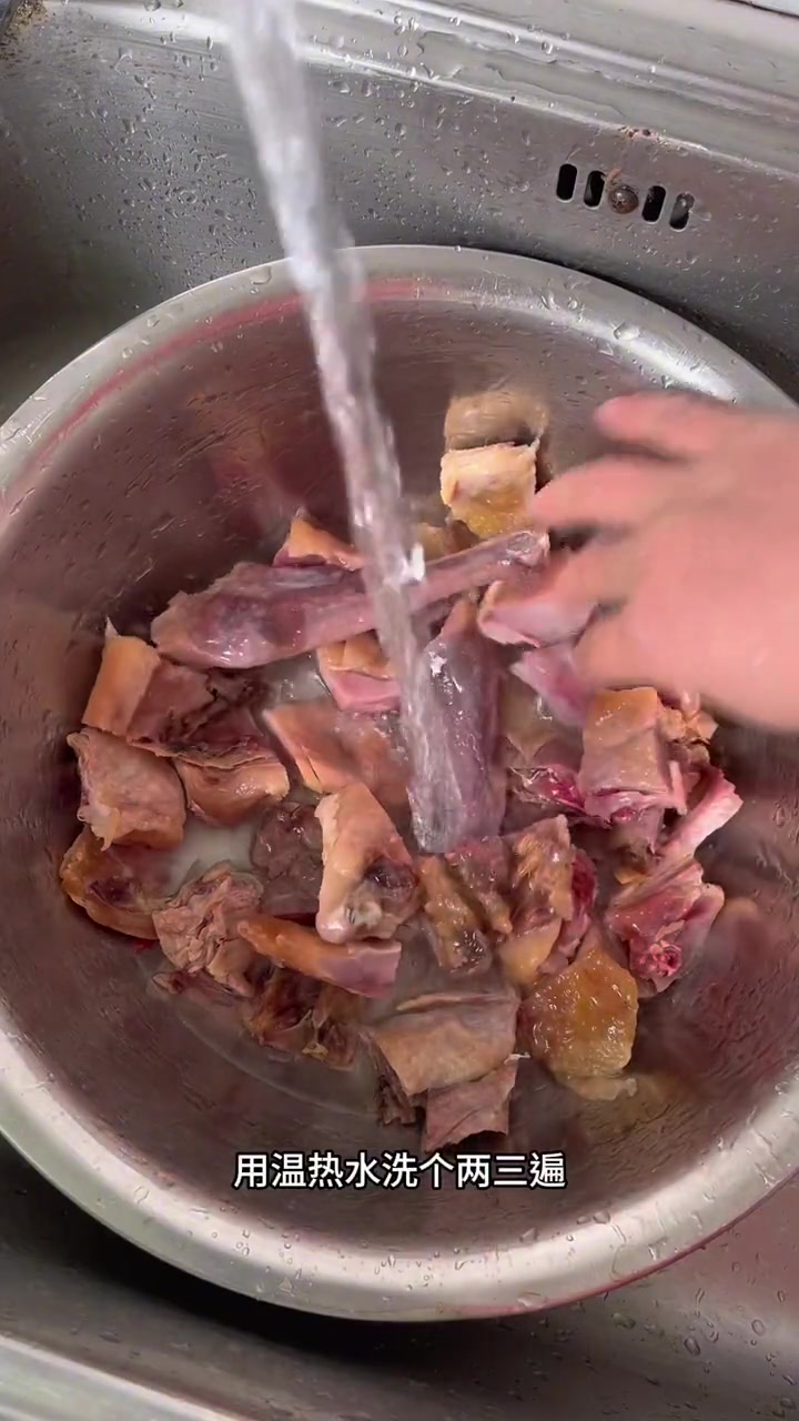春天的嫩莴笋炖腊鸡子，真的是一绝，真的太香了，肉质紧实有嚼劲，越吃越香，汤都喝几碗