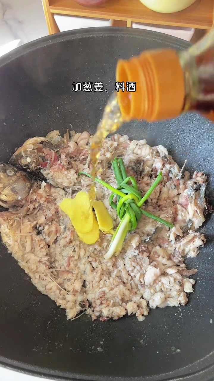 鲫鱼白菜豆腐汤～好喝又营养，味道鲜美，很适合孩子喝