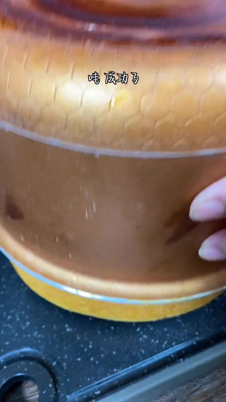 只需要6个鸡蛋和1个电饭煲就能做孩子爱吃的蛋糕，做法简单，松软香甜