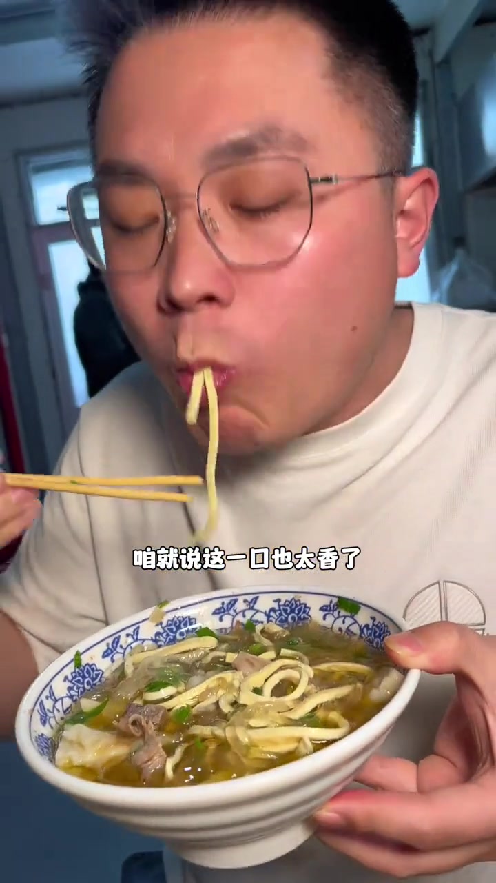 一碗牛肉汤还带一个展沟烧饼，牛肉汤好喝，饼好吃，真的很推荐