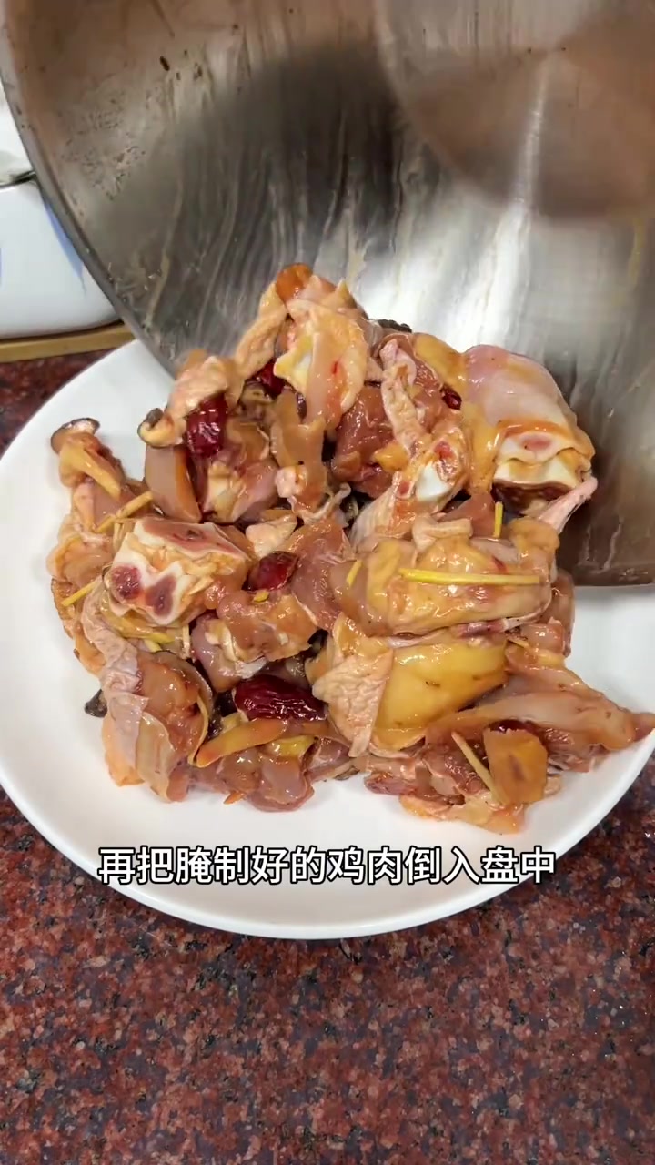 香菇红枣蒸鸡肉，鸡肉嫩滑，红枣清甜，红枣清甜，真好吃