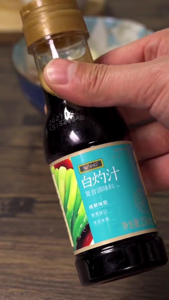 白灼大头菜做出来翠绿好看，而且口感清脆，还特别解腻