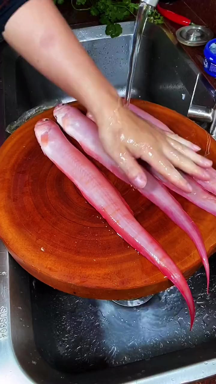 今天在市场看到几条像领带的鱼，猛猛拿回家煮，肉质鲜嫩，清甜，值得推荐