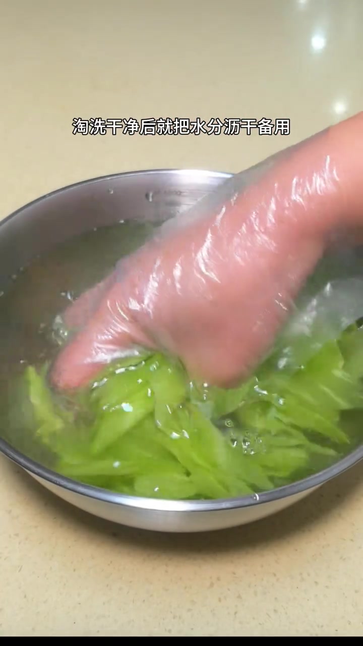 糟辣椒炒莴笋这样做，清脆爽口好吃又下饭！