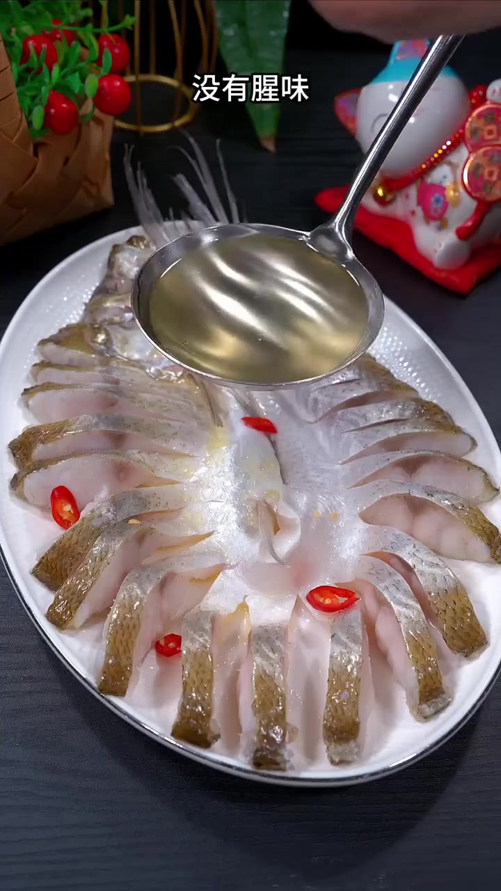 清蒸鱼想要做好吃，关键的一步特别重要，学会像我这么做鱼肉鲜嫩入味