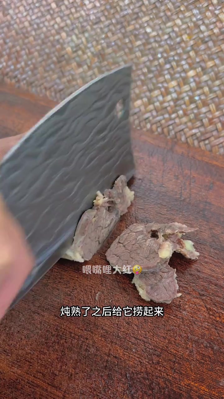 今天也是吃火锅，吃的是清汤牛肉火锅，做法简单汤鲜味美又营养
