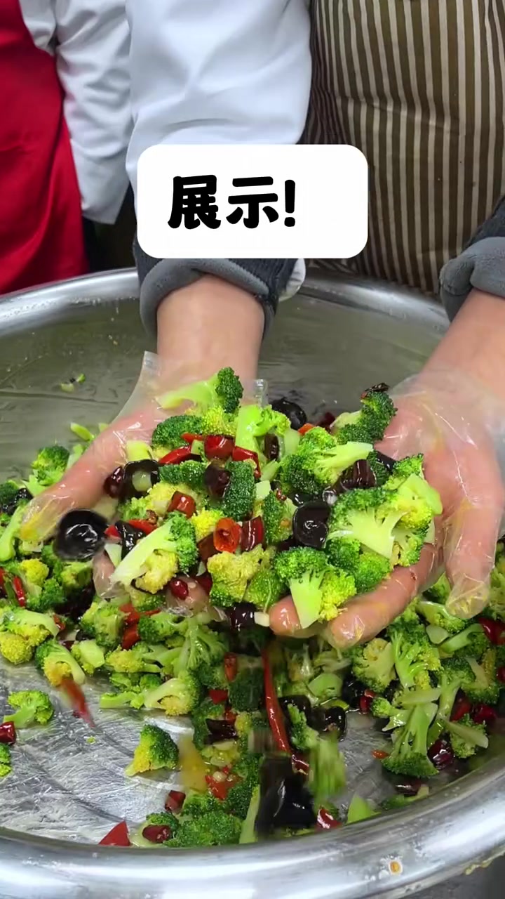 夏天到了吃凉菜的季节，今天给大家分享一个凉拌西兰花的教程