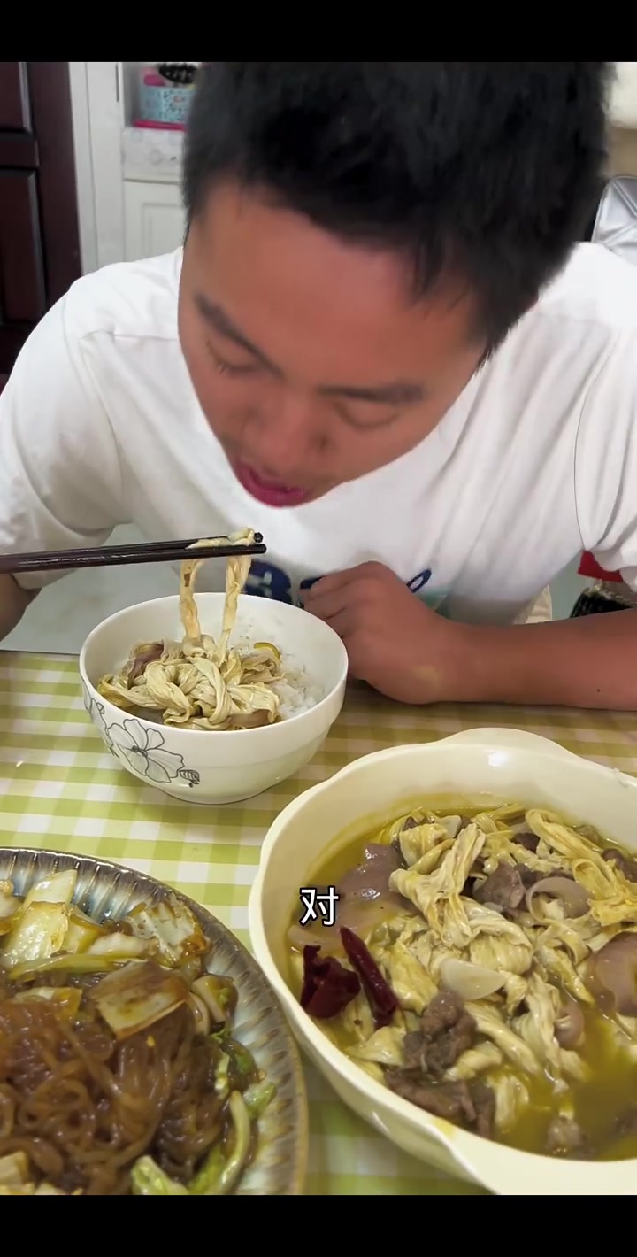 今日午饭白菜炖粉条，腐竹炖牛肉，还是第一次做