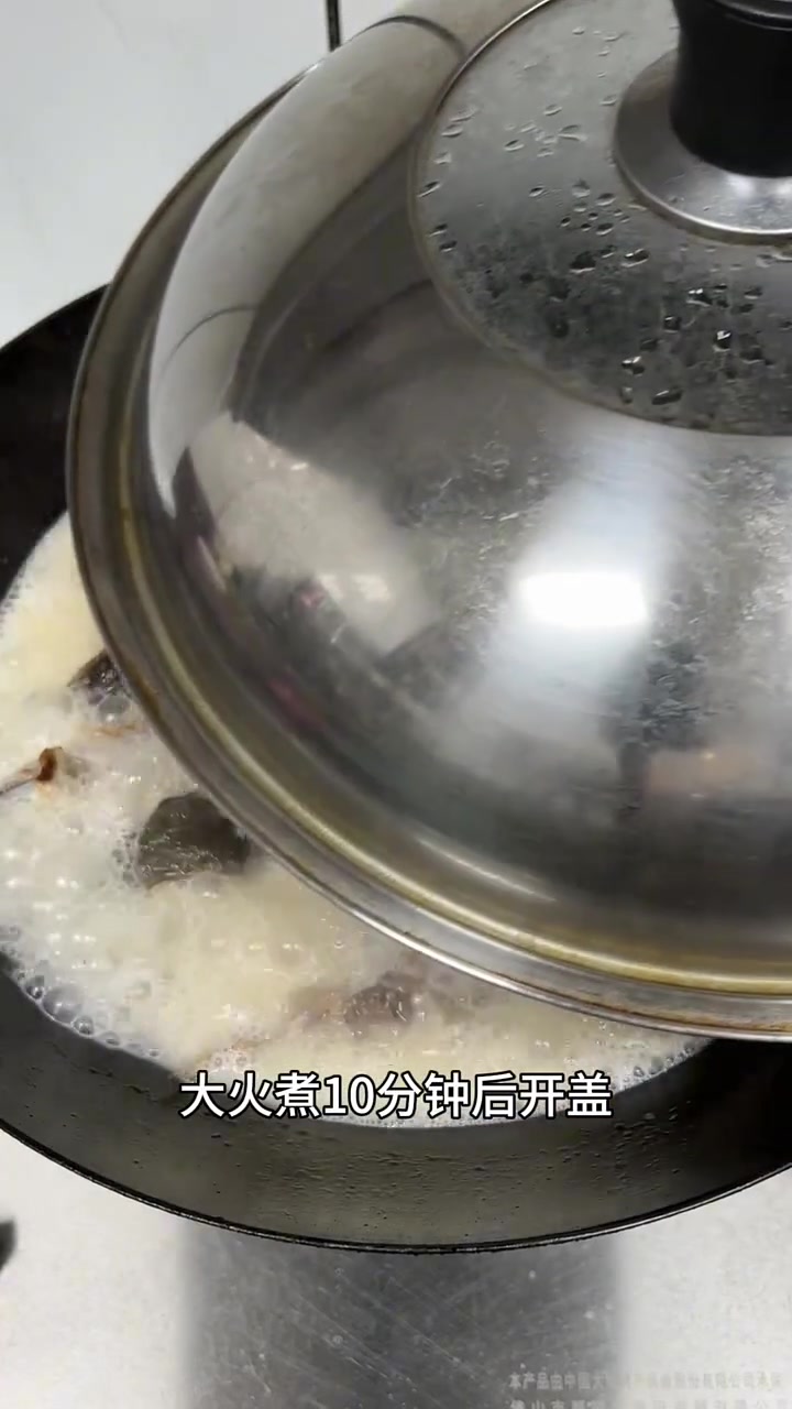 家常菜冬瓜鱼头汤，汤水汤色奶白，味道鲜美，真好喝