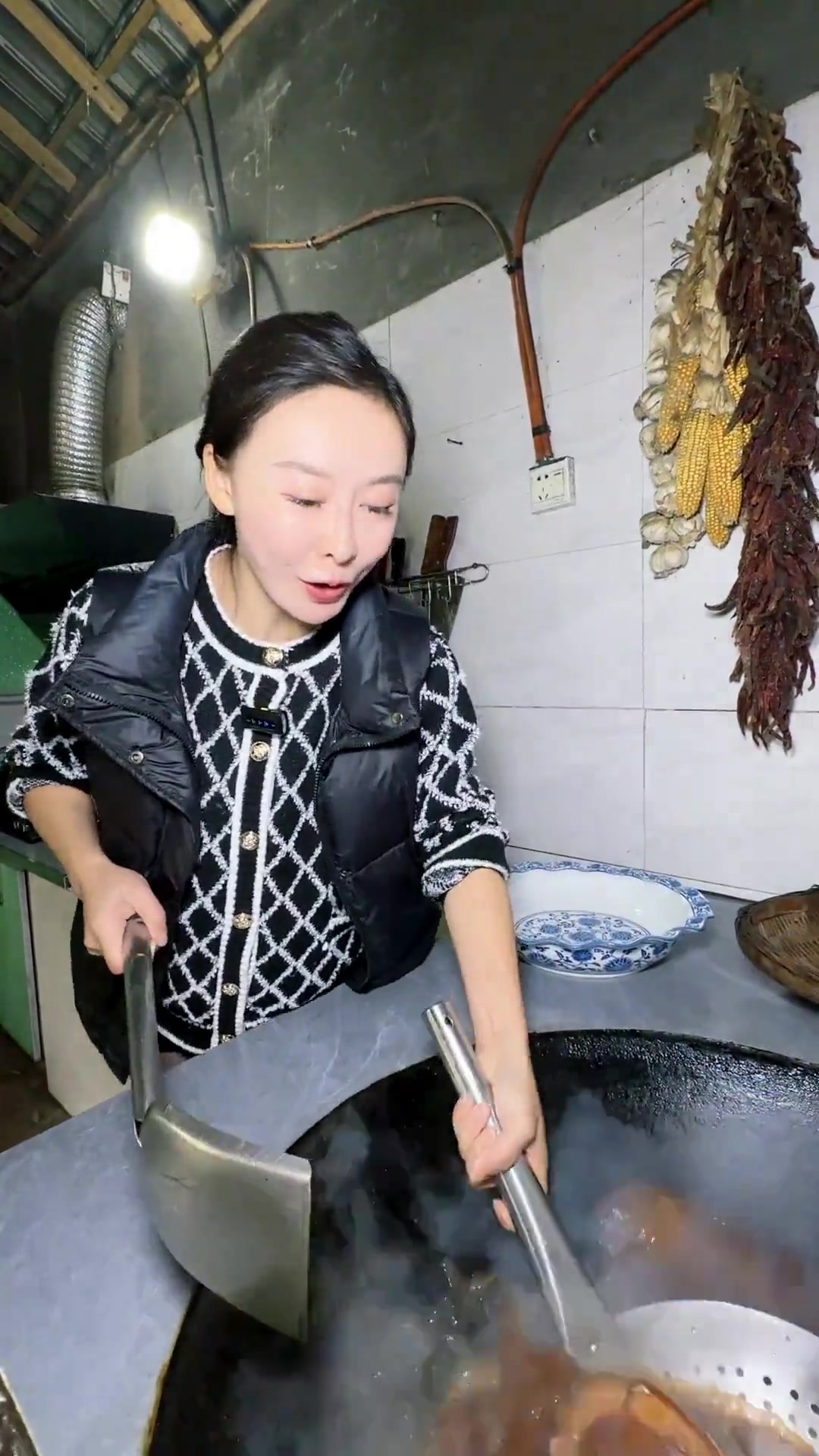 农村九大碗里的蒸肘子，淋酱后肥而不腻入口即化