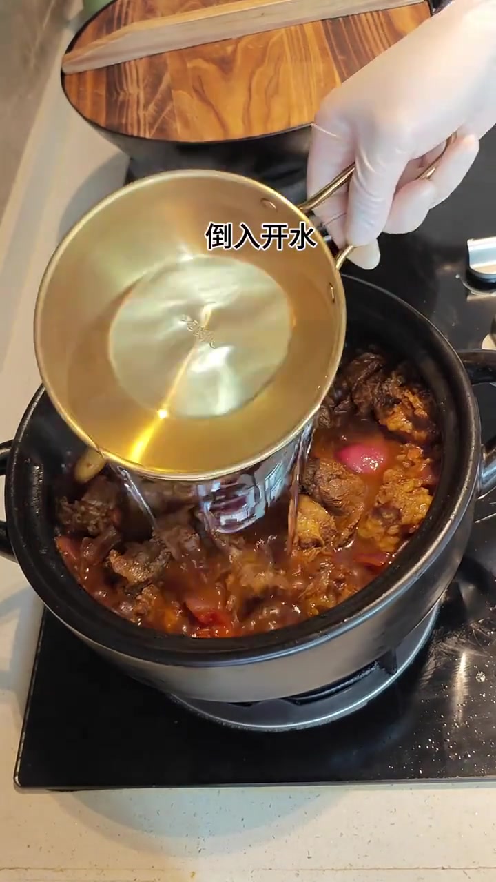 软烂入味的番茄土豆炖牛腩，盖在米饭上简直香迷糊