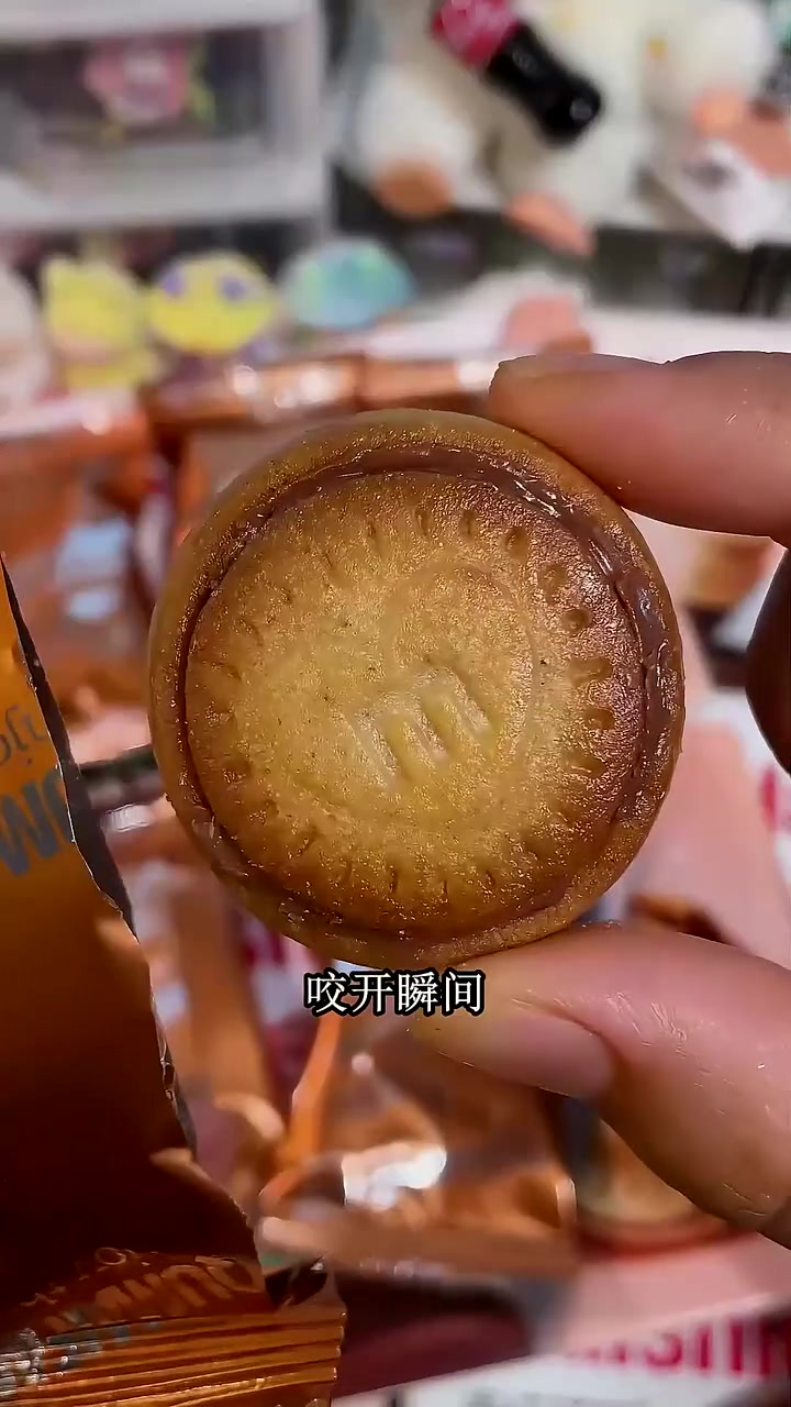 榛子巧克力饼干的榛子超足量!每块都有,超足,超满足!