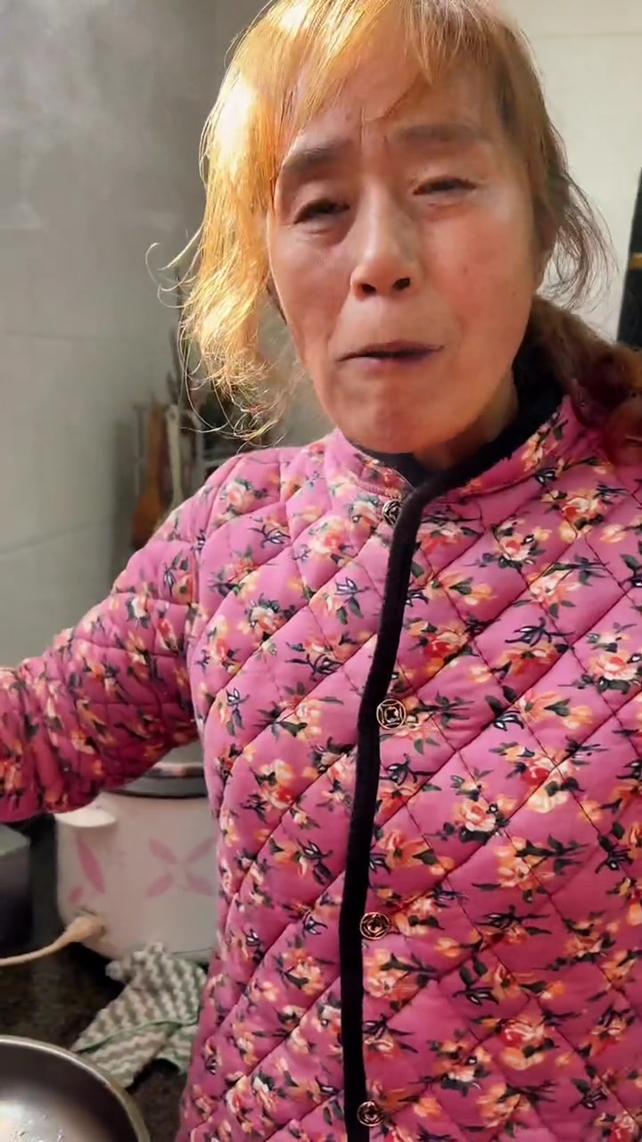 路边到处都是的，妈妈弄回来做蒸菜，你们觉得是不是蒿子呢？